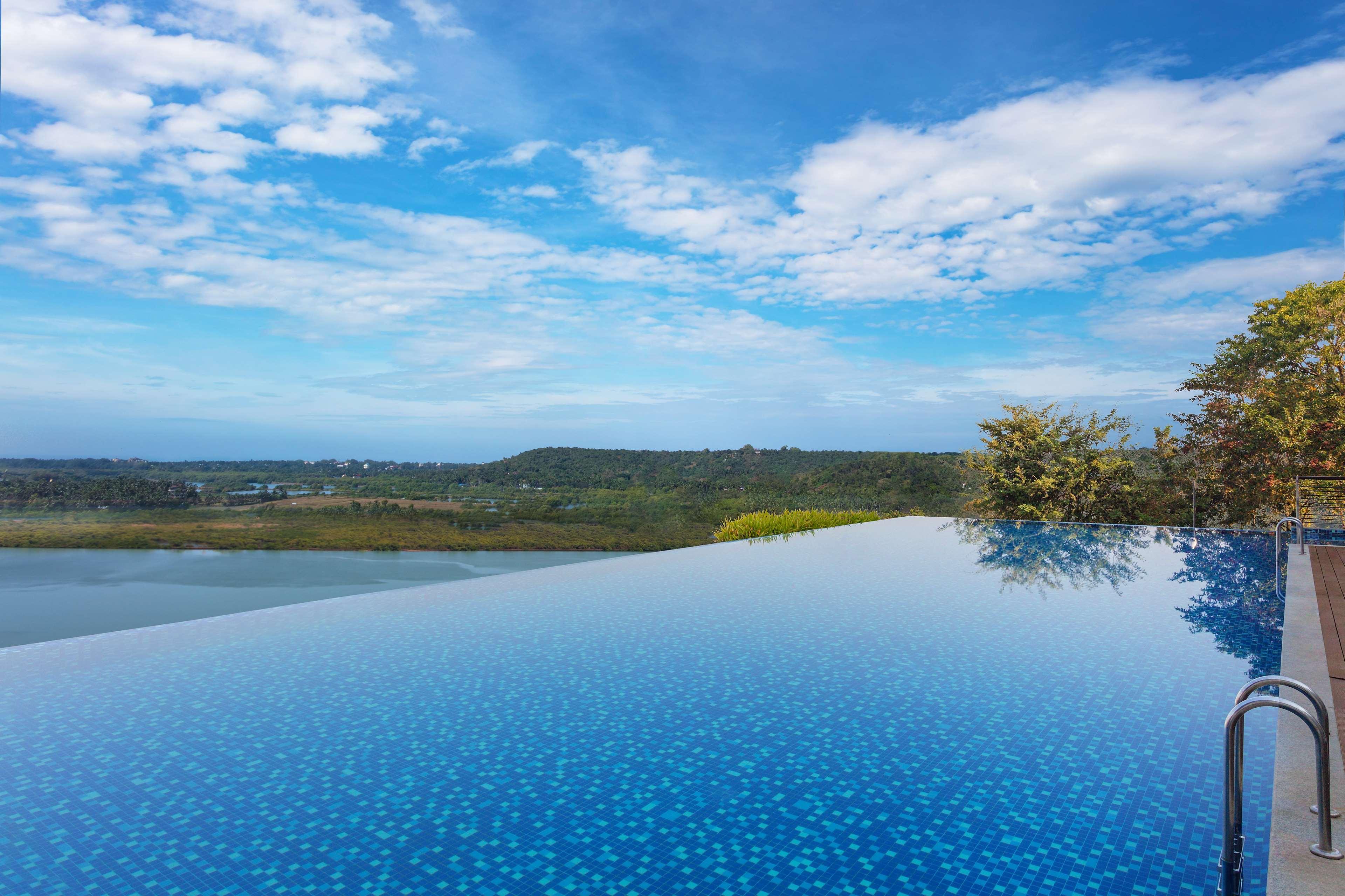 Doubletree By Hilton Goa - Panaji Hotel Kültér fotó